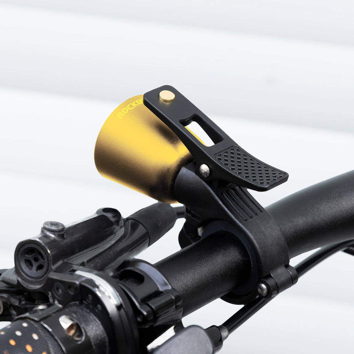 ROCKBROS Sonnette de Vélo Forte Sonnette Rétro pour VTT Vélo de Route Quatre Couleurs